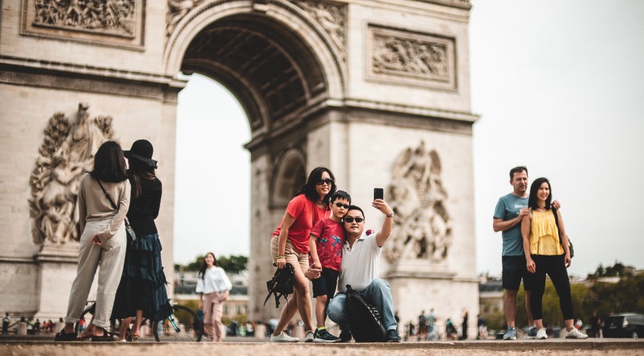 Turisti ispred Arc de Triomphe, Pariz/Foto: Unsplash/M.Baumeister